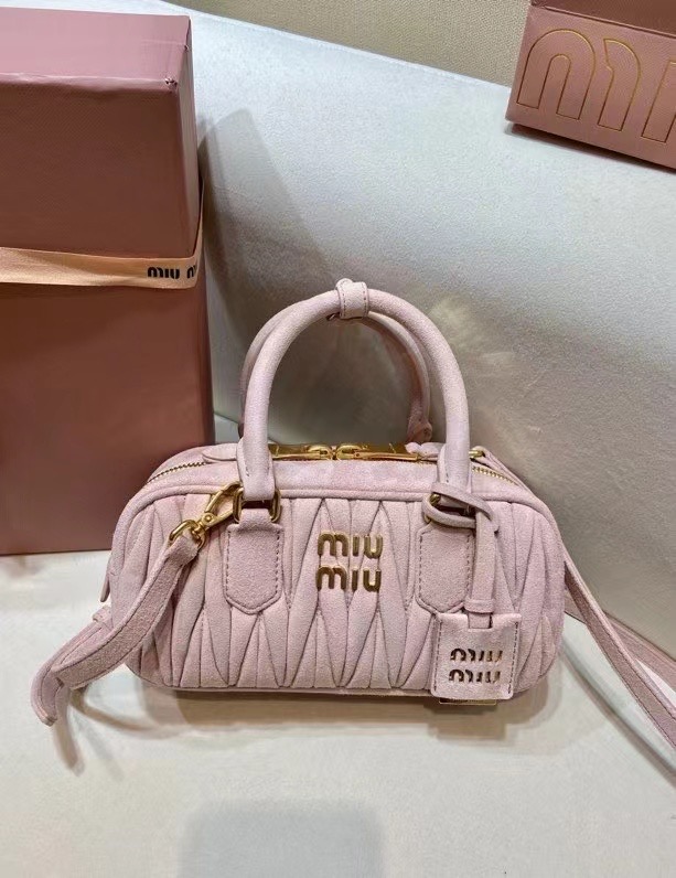 미우미우 26SS BORSE SOFTY PADDED 스웨이드22x10.5x7.5cm